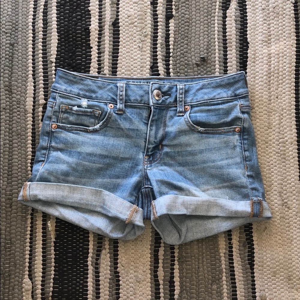 American Eagle light colored jean shorts